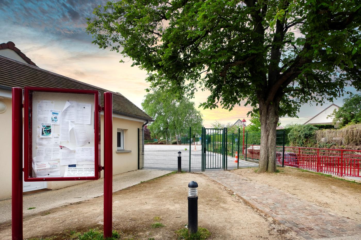 Portillon d’entrée de l’école élémentaire
